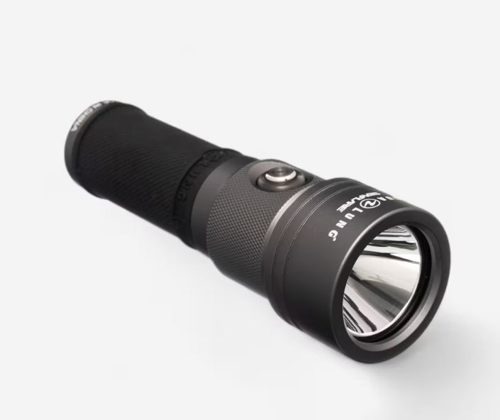 Lanterna tática LED compacta, resistente à água e aos impactos